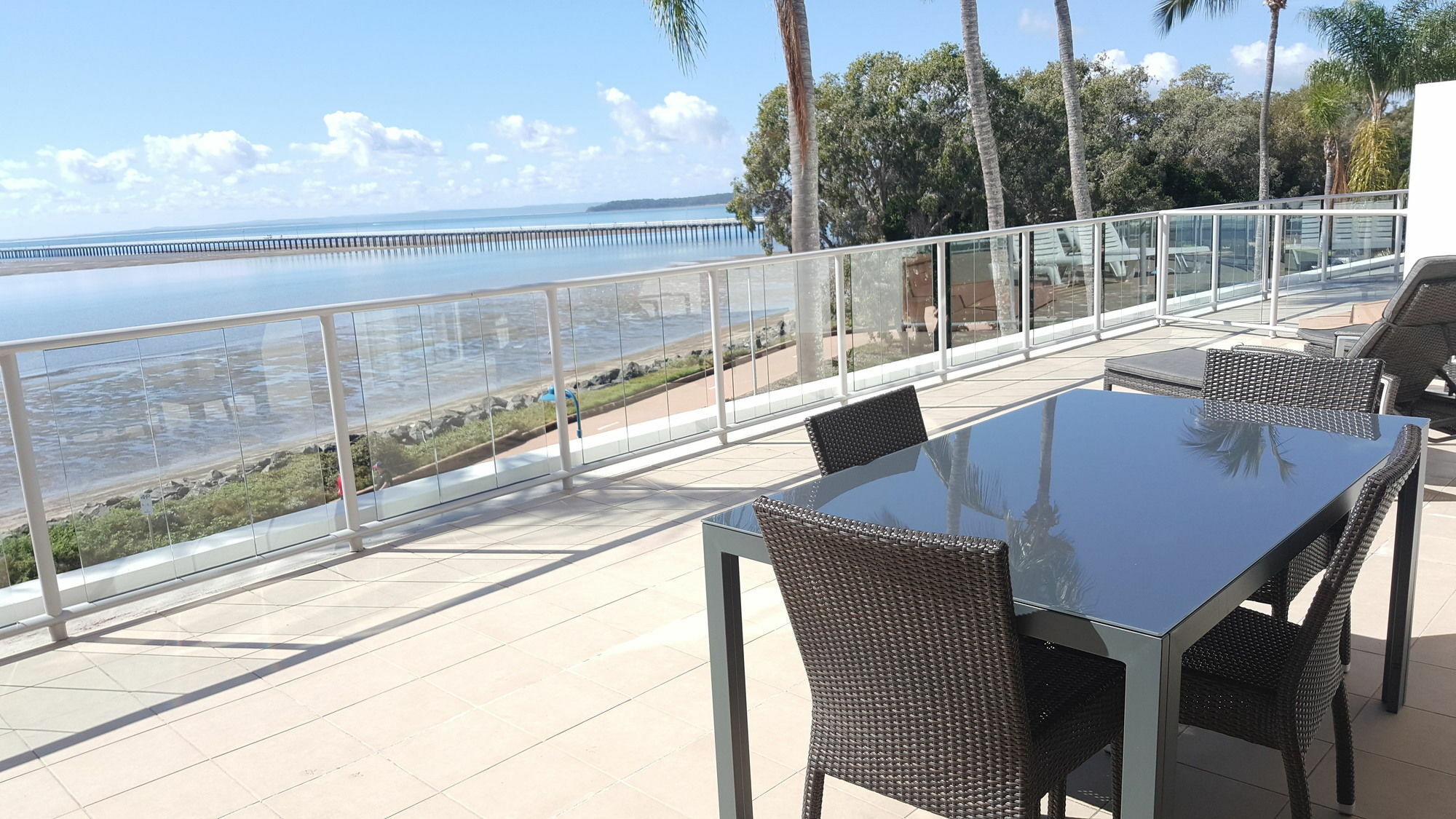 Pier Resort Urangan Exteriör bild